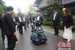 图为代表团在贵州万为机器人参观。　冷桂玉 摄 - 贵州新闻