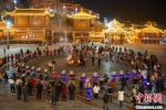 　图为搬迁民众在广场上载歌载舞。　刘鹏 摄 - 贵州新闻