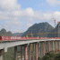 图为正在建设中的峰林特大桥。　瞿宏伦 摄 - 贵州新闻