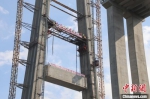 图为峰林特大桥4号主塔中横梁正在吊装。　瞿宏伦 摄 - 贵州新闻