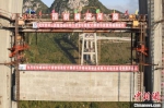 图为峰林特大桥4号主塔中横梁吊装完成。　瞿宏伦 摄 - 贵州新闻