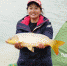 图为来自广西的女选手展示钓到的鲤鱼。贺俊怡 摄 - 贵州新闻