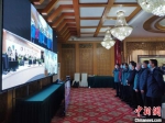 “两地三方”举行远程视频会议。　石小杰　摄 - 贵阳医学院