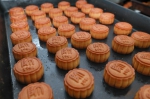 疫情中的中秋也很甜——学校赶制月饼送给学生 - 贵州师范大学