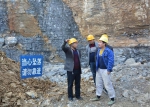 工作人员检查康片建材厂.jpg - 安全生产监督管理局