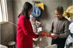 关岭县妇联到纳建村开展领导干部结对帮扶贫困户问卷调查暨春节走访慰问活动 - 妇联