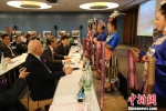 贵州民族歌舞表演者与参会嘉宾互动。　贵吕伟 摄 - 贵州新闻