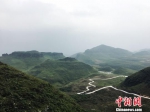 通往贵定县沿山镇底至村中药材基地的崎岖道路。　杨云 摄 - 贵州新闻