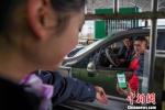 贵阳西收费站一驾驶员正通过微信支付高速公路通行费。 - 贵州新闻